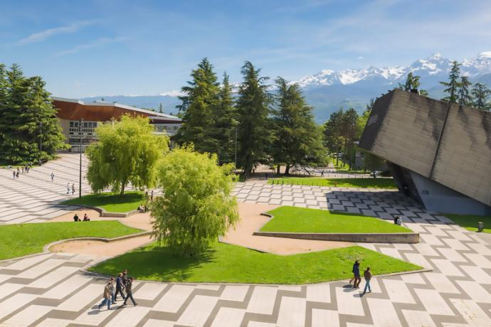 Central square of the campus with the Weil lecture hall and the university library